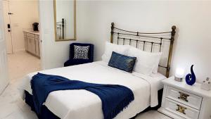 Un dormitorio con una cama con una manta azul. en Guest House , 5 min away from LAS Airport., en Las Vegas