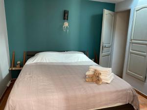 Ένα ή περισσότερα κρεβάτια σε δωμάτιο στο Maisonnette au cœur du village