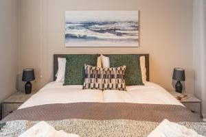 Postel nebo postele na pokoji v ubytování Comfortable 5-Bedroom House in Cheltenham