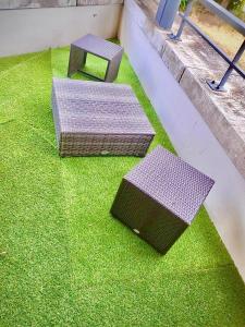 Chez Anissou في كولومييه: وهناك كرسيان الخوص يجلسون على العشب الأخضر
