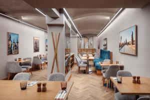 un ristorante con tavoli e sedie in legno e tavoli e sedie di Allure Hotel Prague a Praga