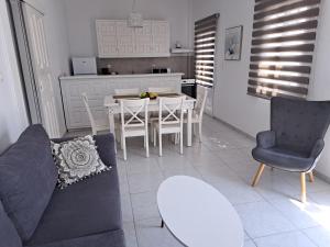 オルノスにあるAnixi - Primavera Mykonosのリビングルーム(ソファ、テーブル、椅子付)