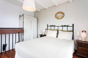 Ένα ή περισσότερα κρεβάτια σε δωμάτιο στο Rural house with traditional architecture S. XIX