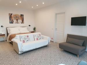 a living room with a couch and a bed at La Casa di Pitti in Anacapri