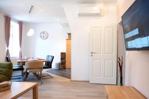 Televízia a/alebo spoločenská miestnosť v ubytovaní Kiwi Apartment Vienna