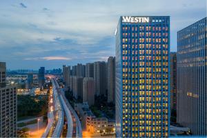 Blick auf ein hohes Gebäude in einer Stadt in der Unterkunft The Westin Wuhan Hanyang in Wuhan