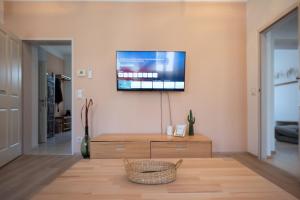 Televízia a/alebo spoločenská miestnosť v ubytovaní Kiwi Apartment Vienna