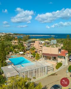 einen Luftblick auf ein Resort mit einem Pool in der Unterkunft Apollo Resort Art Hotel in Kyparissia