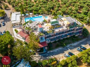 Bazén v ubytování Apollo Resort Art Hotel nebo v jeho okolí