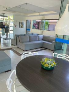 sala de estar con mesa y sofá en Apartamento Duplex Vista Mar em Natal, en Natal