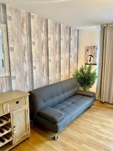 a living room with a blue couch and a table at Stylish 1 Bedroom Apartment Near Clapham Junction in London