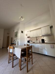 Kuchyň nebo kuchyňský kout v ubytování Apartments and Rooms Markovski