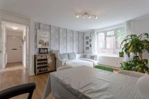 a living room with a table and a couch at Stylish 1 Bedroom Apartment Near Clapham Junction in London
