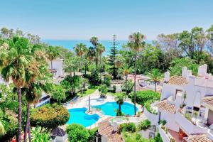 マルベーリャにある1108 Beachfront 2 apartments with roofterrace 80mtrgt; beach 3 poolsの海を背景にリゾートの空中を望む