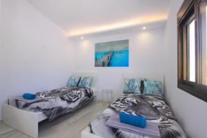 Postel nebo postele na pokoji v ubytování 1108 Beachfront 2 apartments with roofterrace 80mtrgt beach 3 pools
