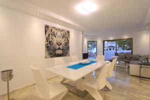 Fotografie z fotogalerie ubytování 1108 Beachfront 2 apartments with roofterrace 80mtrgt beach 3 pools v destinaci Marbella