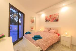 Postel nebo postele na pokoji v ubytování 1108 Beachfront 2 apartments with roofterrace 80mtrgt beach 3 pools + 37 fotografií