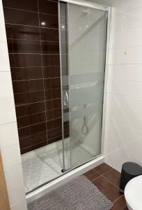 een douche met een glazen deur in de badkamer bij Arnela Reinante in Barreiros