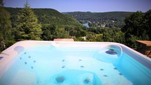 d'un bain à remous avec vue sur la montagne. dans l'établissement LES 7 MEUSES - Restaurant & Hébergements HÔTELIERS - INSOLITES - WELLNESS - GÎTES, à Profondeville