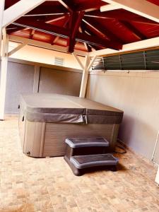 un colchón sentado en el suelo en una habitación en petit paradis du thermaliste, en Lamentin