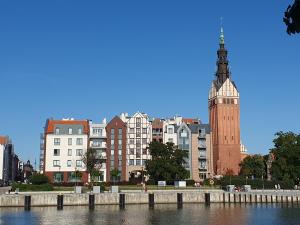 een uitzicht op een stad met een klokkentoren bij Apartament Trzy Sypialnie Stare Miasto in Elblag