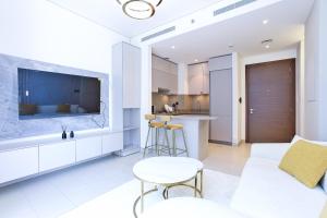 Posezení v ubytování Luxury StayCation - Stylish Apartment With Balcony And City Views