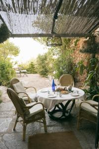 une table et des chaises sur une terrasse avec une table dans l'établissement Son Rullan, à Deià