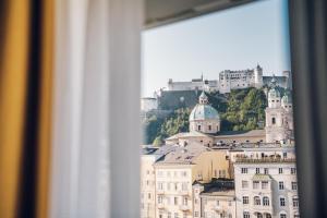 een raam met uitzicht op een kasteel bij Hotel Stein - Adults Only in Salzburg