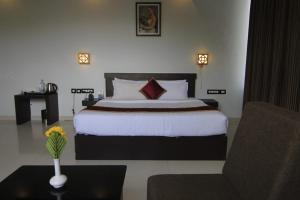 Ένα ή περισσότερα κρεβάτια σε δωμάτιο στο Leela Backwater Inn