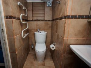 Un baño pequeño con inodoro y lavabo. en Gifted Garden Cottage, en Swellendam