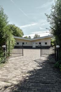 un edificio con una valla delante en Villa Vera, en Zeewolde