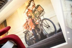 zdjęcie kobiety z rowerem na schodach w obiekcie Small Luxury Hotel Goldgasse w mieście Salzburg