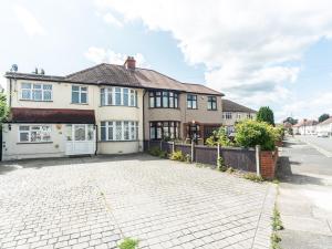 an image of a house with a driveway at Pass the Keys Spacious 4 Bed House Free Parking Near Station in Bexleyheath