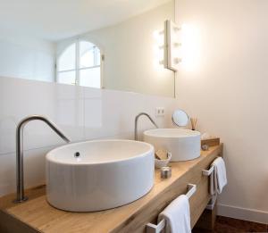 A bathroom at Small Luxury Hotel Goldgasse
