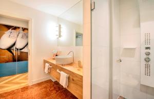 A bathroom at Small Luxury Hotel Goldgasse