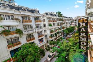 下龍灣的住宿－Harmony HaLong Hotel，城市街道的空中景观和建筑