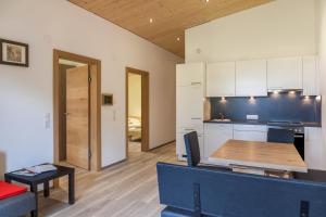 cocina con mesa de madera en una habitación en Rehwiese en Obernberg am Brenner