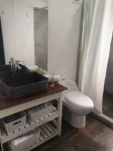 Kylpyhuone majoituspaikassa Casa El Tejar