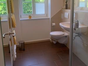 La salle de bains est pourvue de toilettes et d'un lavabo. dans l'établissement Loensches Gut, à Görlitz