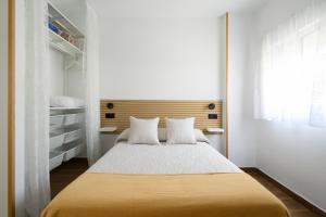 Un dormitorio con una cama grande y una ventana en Rosales Canteras en Las Palmas de Gran Canaria