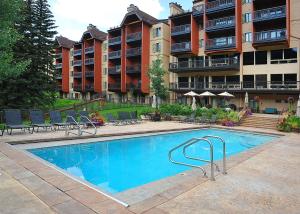 een zwembad voor een appartementencomplex bij Lionsquare North Tower #402 Condo in Vail