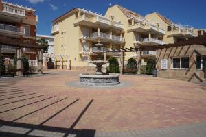 einen Innenhof mit einem Brunnen vor einem Gebäude in der Unterkunft Estrella del Mar II in Denia