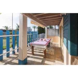 - une table sur le balcon d'une maison dans l'établissement Gigi, à Oliva