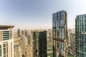Nespecifikovaný výhled na destinaci Dubaj nebo výhled na město při pohledu z apartmánu