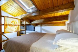 Schlafzimmer mit Etagenbett und Holzdecke in der Unterkunft Beb Mediterraneo Guest House in Porto Torres