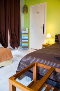 Un pat sau paturi într-o cameră la Aux Ronzières