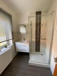 a bathroom with a shower and a sink at FEDDERSEN LIVING Große Ferienwohnung - Garten - Terrasse - Smart TV - Netflix in Brunsbüttel