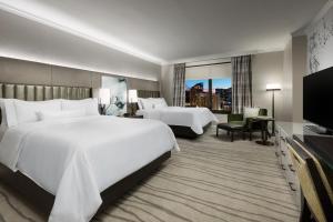 紐奧良的住宿－The Westin New Orleans，酒店客房设有两张床和一台平面电视。