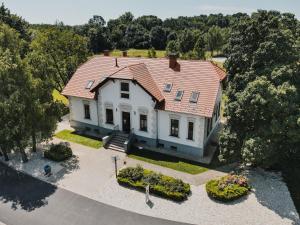 une vue aérienne sur une maison blanche avec un toit rouge dans l'établissement Vadkert Major, à Sárvár