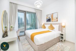 um quarto com uma cama e uma varanda em Vogue Downtown Views ll - Burj Khalifa View near Dubai Mall em Dubai